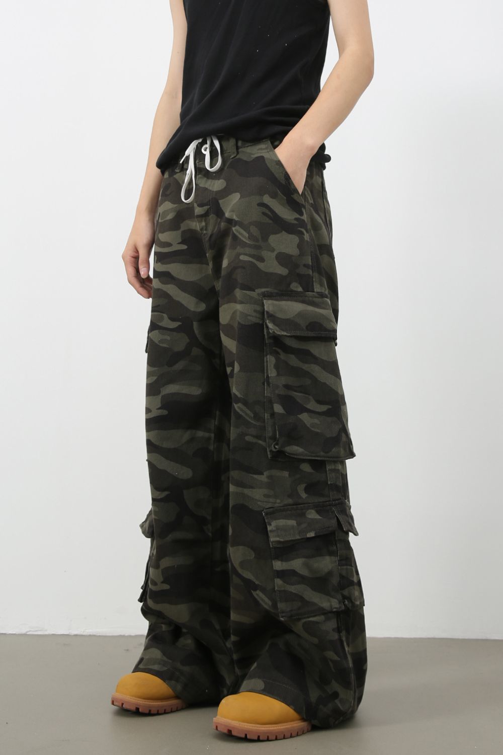 Men's Camouflage Wide Leg Jeans with Cargo Pockets